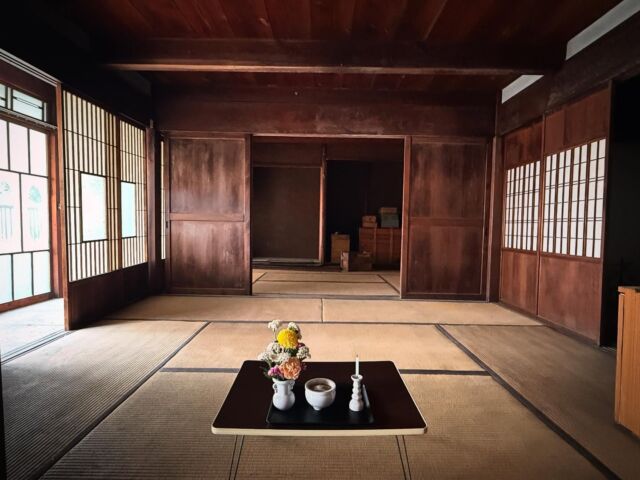 旧宅を解体するにあたって読経をお願いしたい、というご依頼をいただきお勤めに伺いました。
築100年近いとのことで、とても趣きのある邸宅でした。
家の隅々からその歴史を感じます。
月並みな表現ですが、変わらないものはない、ということを感じる貴重な時間だったように思います。

真宗の仏事は「聞法供養」であるといわれますが、仏事の対象は人に限ったものではないのかもしれません。
我々が生きるすべての場面に学びはあり、それはしばしば仏法に通ずる道としてそこにあるような気がしています。